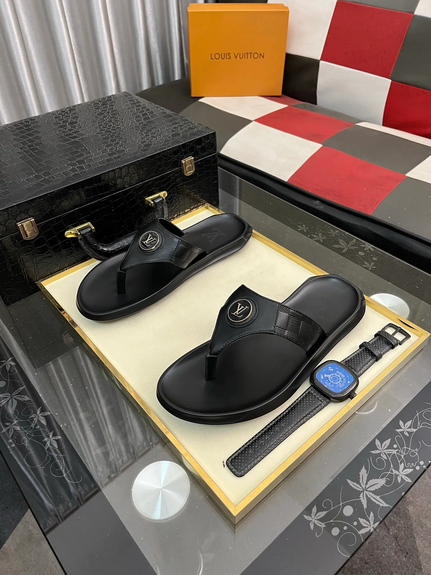 Men's shoes 💰260⌚️⌚️lv-Louis Vuitton) new men's sandals, high-end boutique, exquisite embossed logo decoration on the upper, fine workmanship, super soft soles, casual, loose and comfortable, a must-have in summer! \nsize: 38-443️⃣Colors available